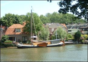 File:Am Ufer der Vecht.JPG